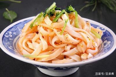 家里有面粉,就能做涼皮,詳細配方告訴你,不揉面洗面,一學就會