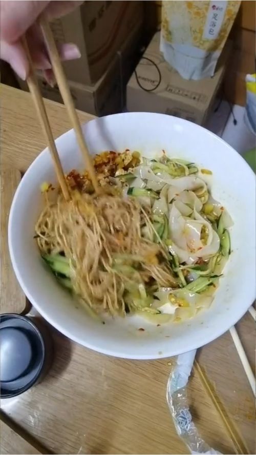 粉絲涼皮 傳統(tǒng)小吃與現(xiàn)代創(chuàng)意的完美融合